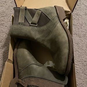 Teva boots green in size 6